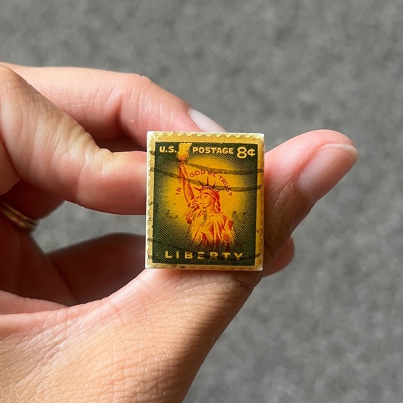 Vintage Statue of Liberty Stamp Cufflinks Gold Tone Metal US Postage 8 Cents - Picture 4 of 5